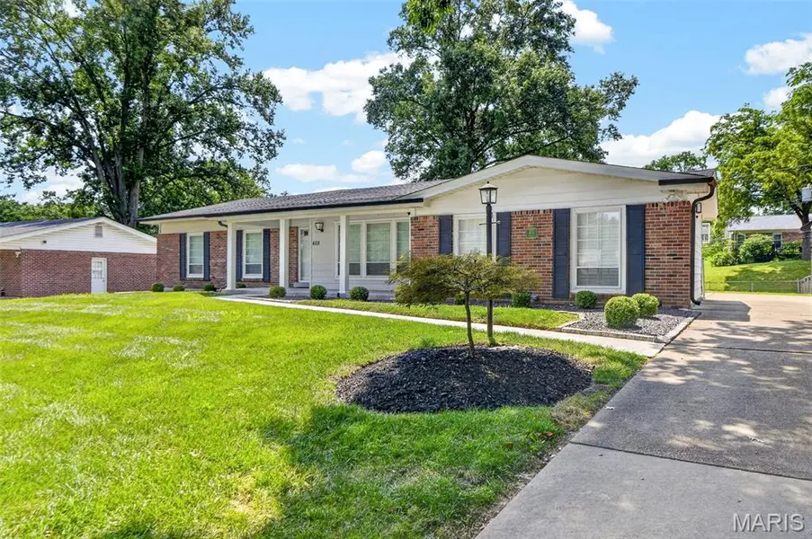 408 Algonquin DR, Ballwin, MO 63011