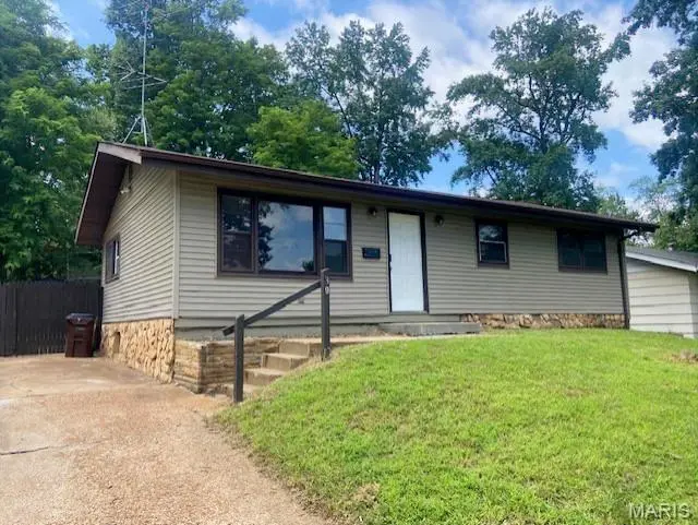 39 Bayview DR, Ferguson, MO 63135