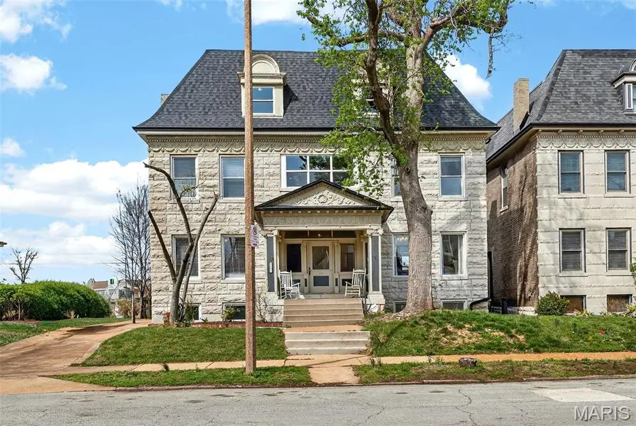 5137 Washington PL, St Louis, MO 63108
