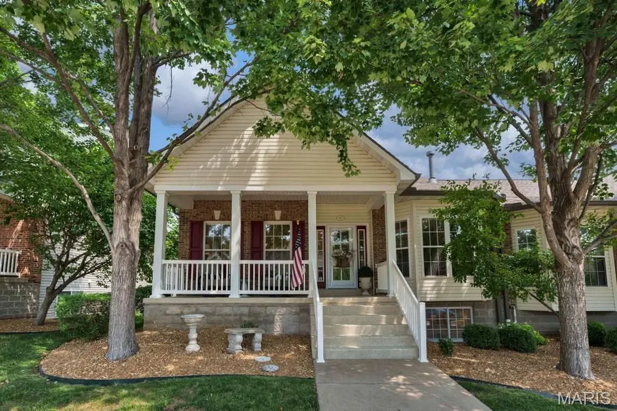 781 Queens Court PL, St Peters, MO 63376