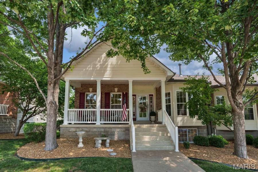 781 Queens Court PL, St Peters, MO 63376