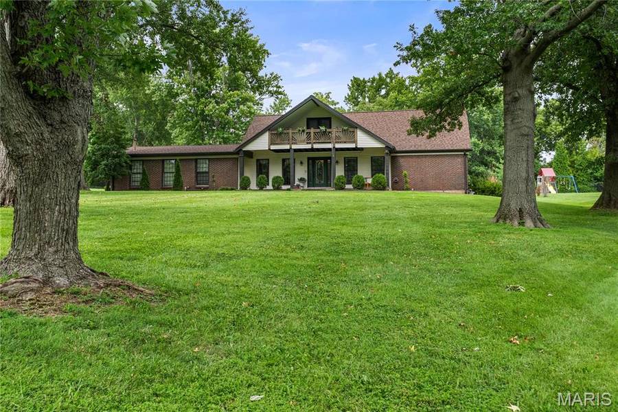 37 Beacon Hill LN, Creve Coeur, MO 63141