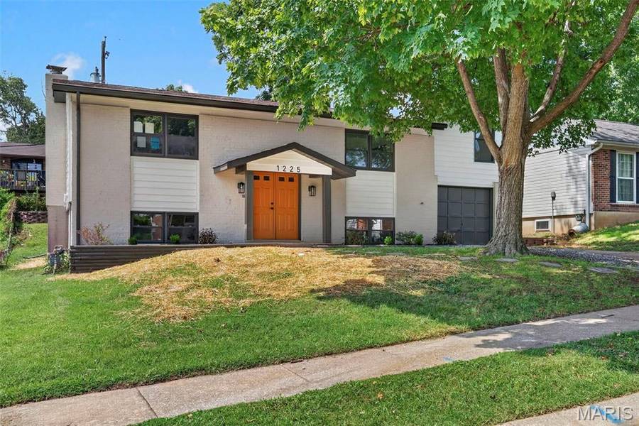 1225 Roth Hill DR, Maryland Heights, MO 63043