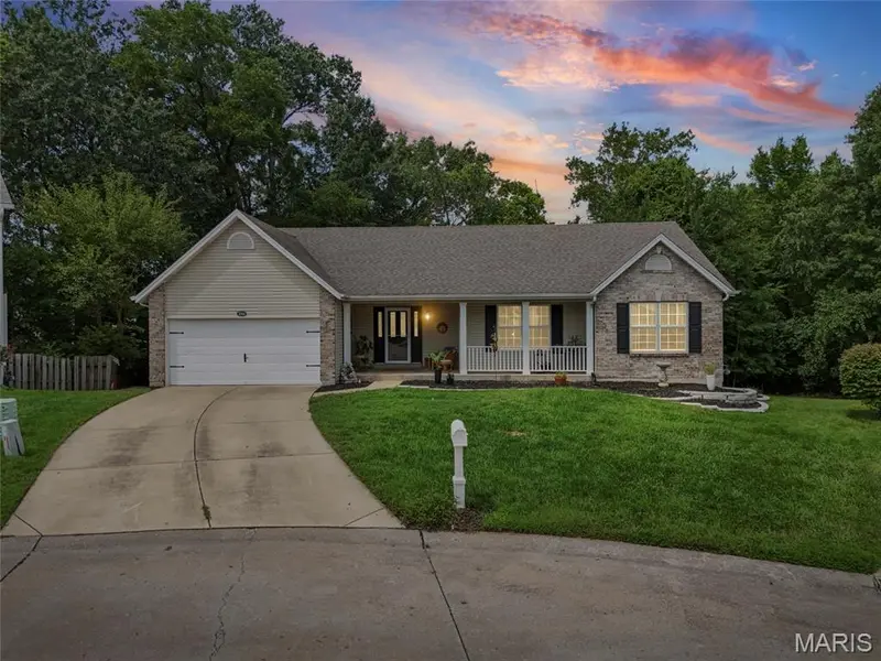 1094 Treeshade DR, St Peters, MO 63376