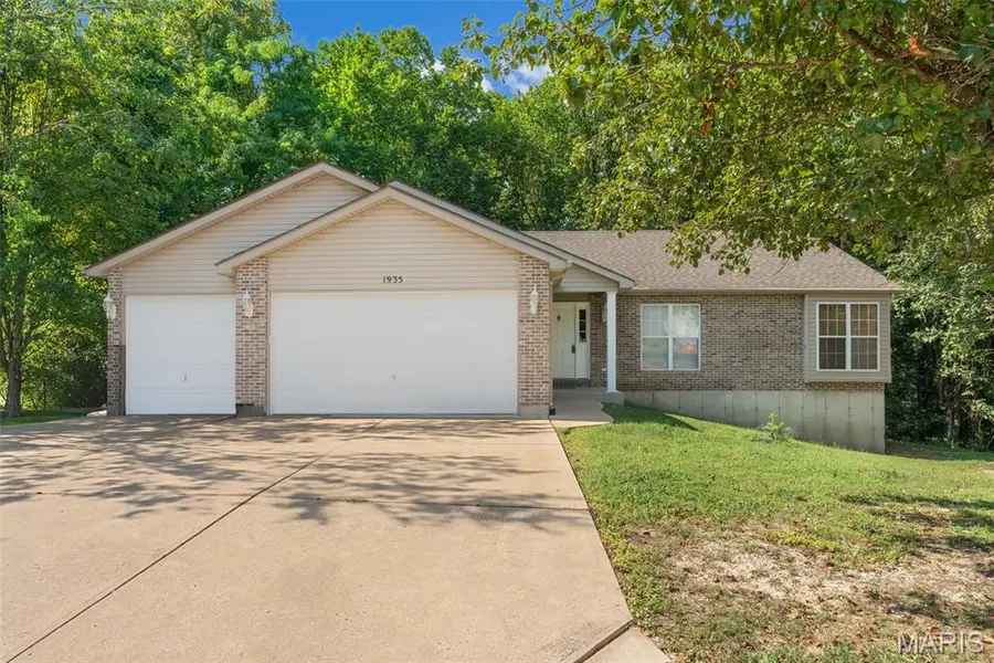 1935 Anchorage DR, Festus, MO 63028