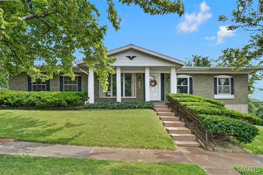 3434 Laura LN, St Louis, MO 63125