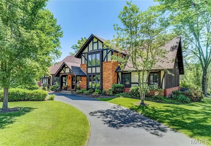 332 Ladue Lake DR, Creve Coeur, MO 63141