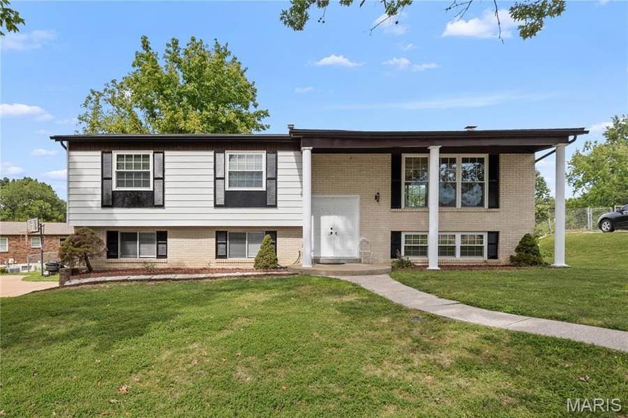 6018 Gatling DR, Oakville, MO 63129