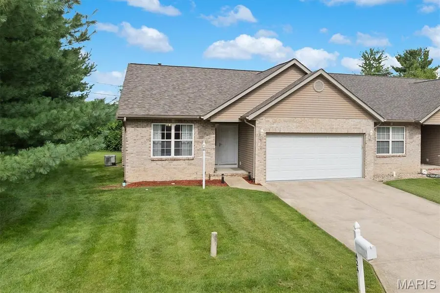 424 Aaron DR, Belleville, IL 62220