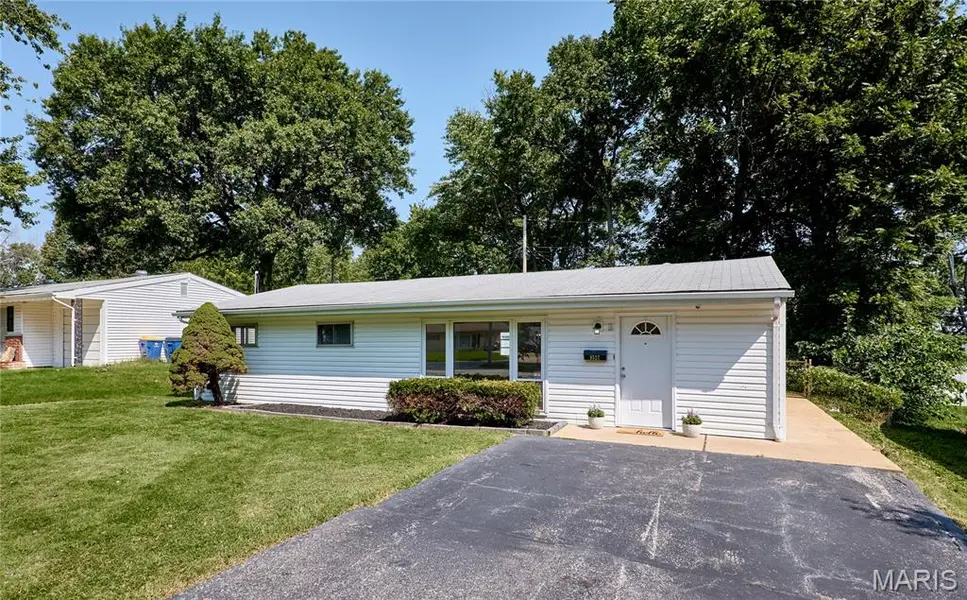 9527 Margo Ann LN, St Louis, MO 63134