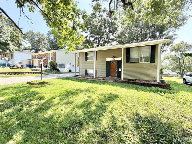 5210 Ville Cecelia LN, Hazelwood, MO 63042