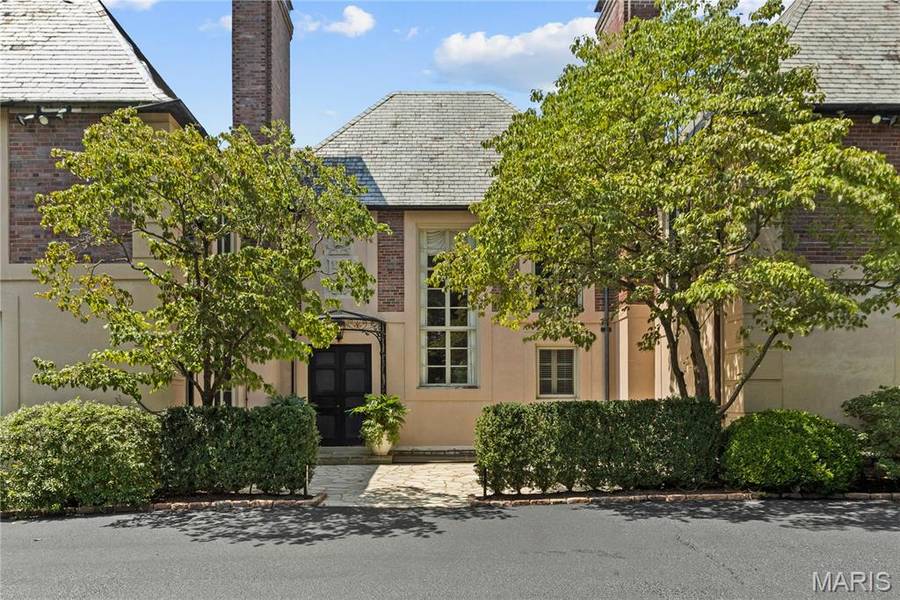 12 Carrswold DR, Clayton, MO 63105