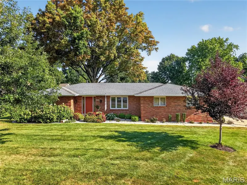 72 Champagne DR, Lake St Louis, MO 63367