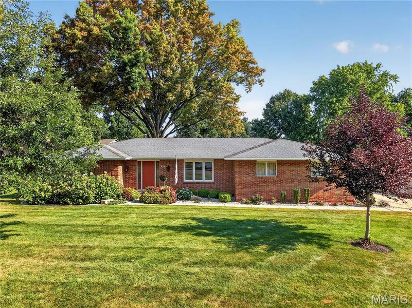 72 Champagne DR, Lake St Louis, MO 63367