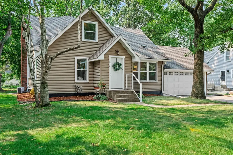 832 Lovell AVE W, Roseville, MN 55113