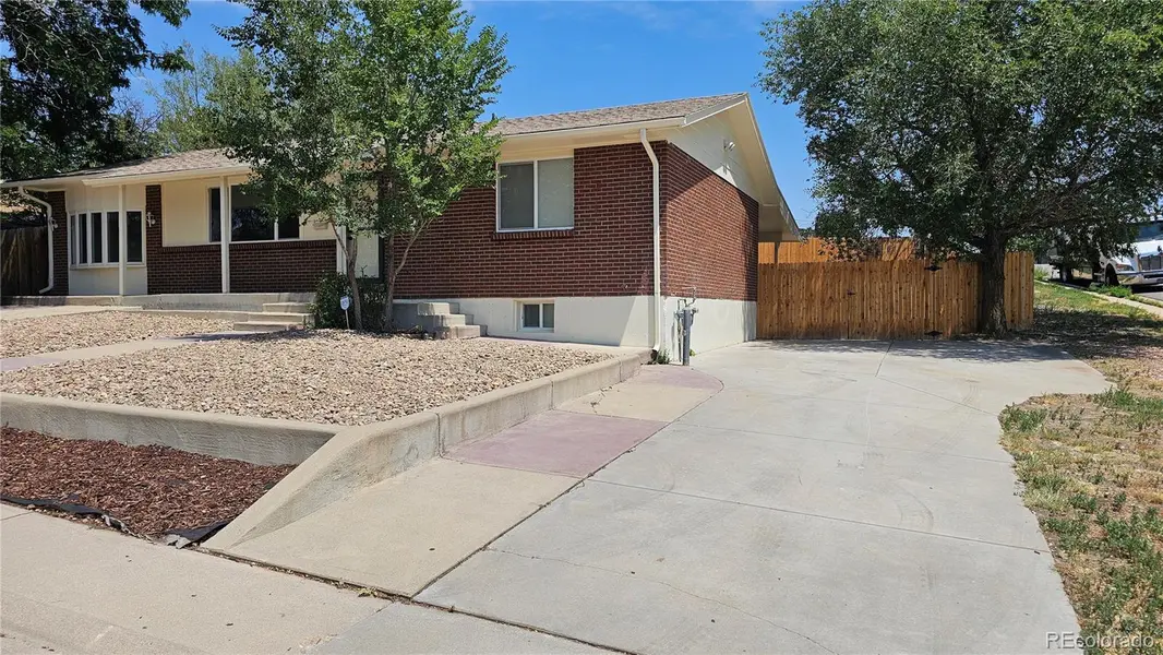 7840 Linda CIR, Denver, CO 80221