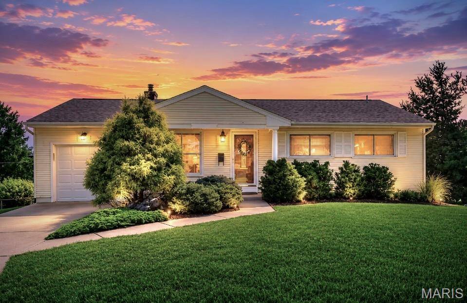 1064 Barry CT, Kirkwood, MO 63122