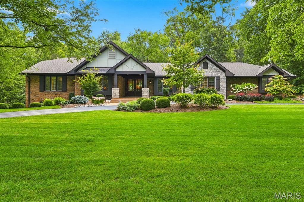 13 Summerhill LN, Town And Country, MO 63017