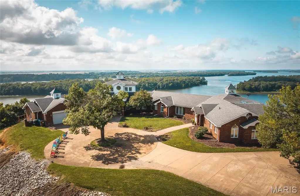 1 Tara Point DR, Grafton, IL 62037