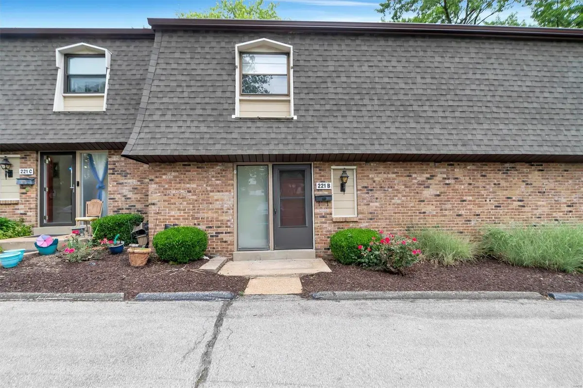 221 Braeshire DR #B, Ballwin, MO 63021
