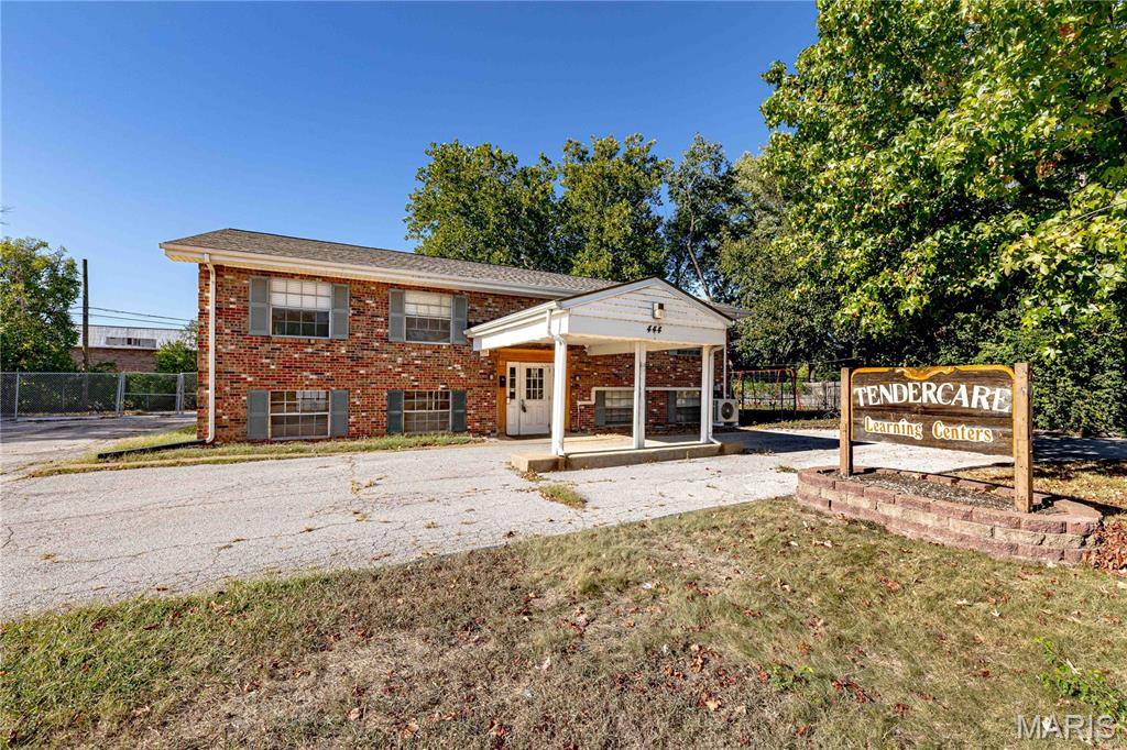 444 Candle Light LN, Hazelwood, MO 63042