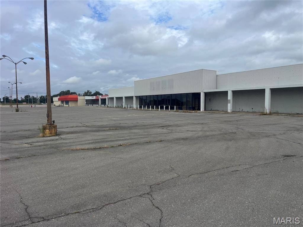 3,5,7,9 Charleston Plaza, Charleston, MO 63834