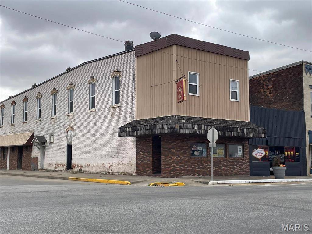 101 W State, Nokomis, IL 62075