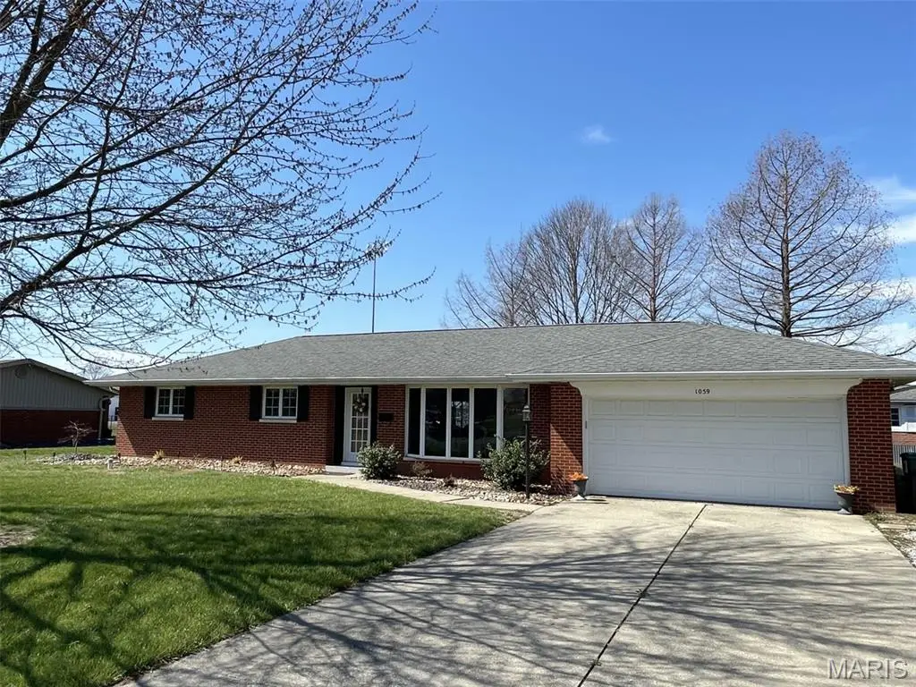 1059 N Cherry ST, Breese, IL 62230