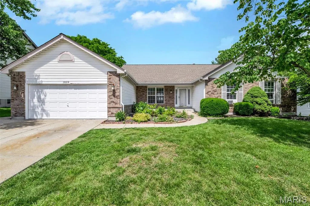 1828 Chateau Du Mont DR, Florissant, MO 63031
