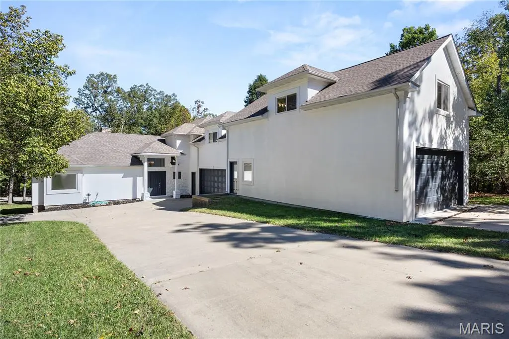 1416 Grand Point BLVD, Sunrise Beach, MO 65079