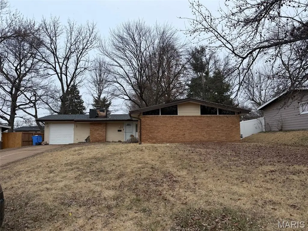 4 Milbrook LN, Florissant, MO 63033