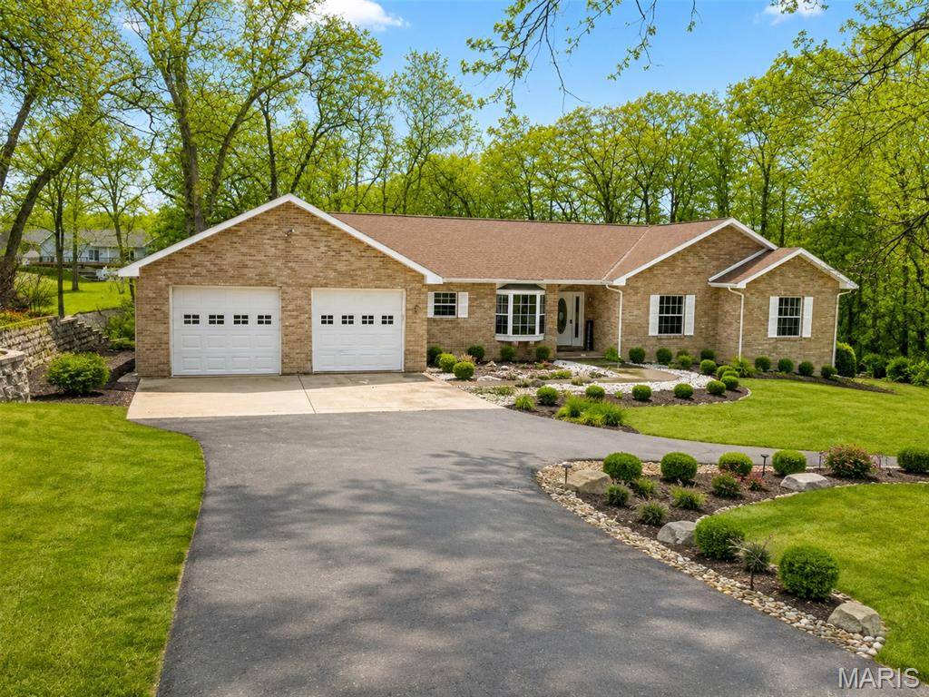 7 Denzel DR, Greenville, IL 62246