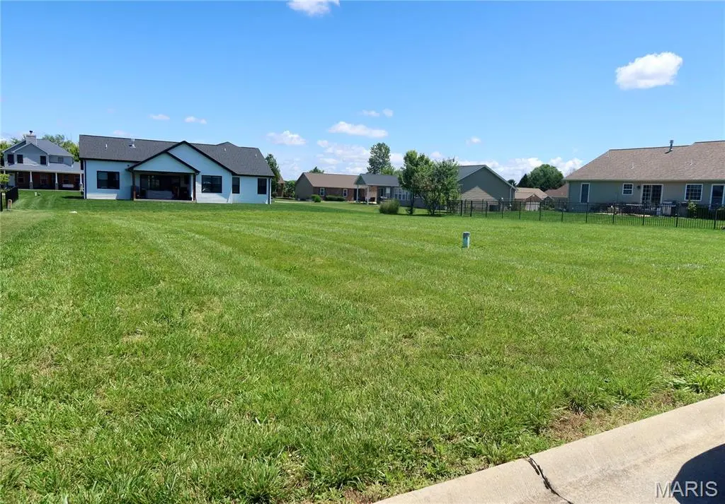 405 Bardswell DR, Millstadt, IL 62260