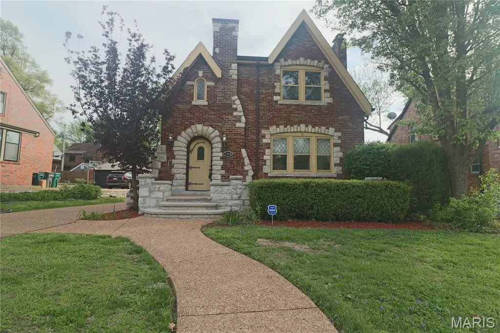 7326 Country Club DR, St Louis, MO 63121