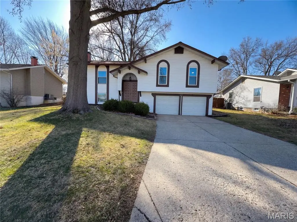 27 Glenna DR, St Peters, MO 63376
