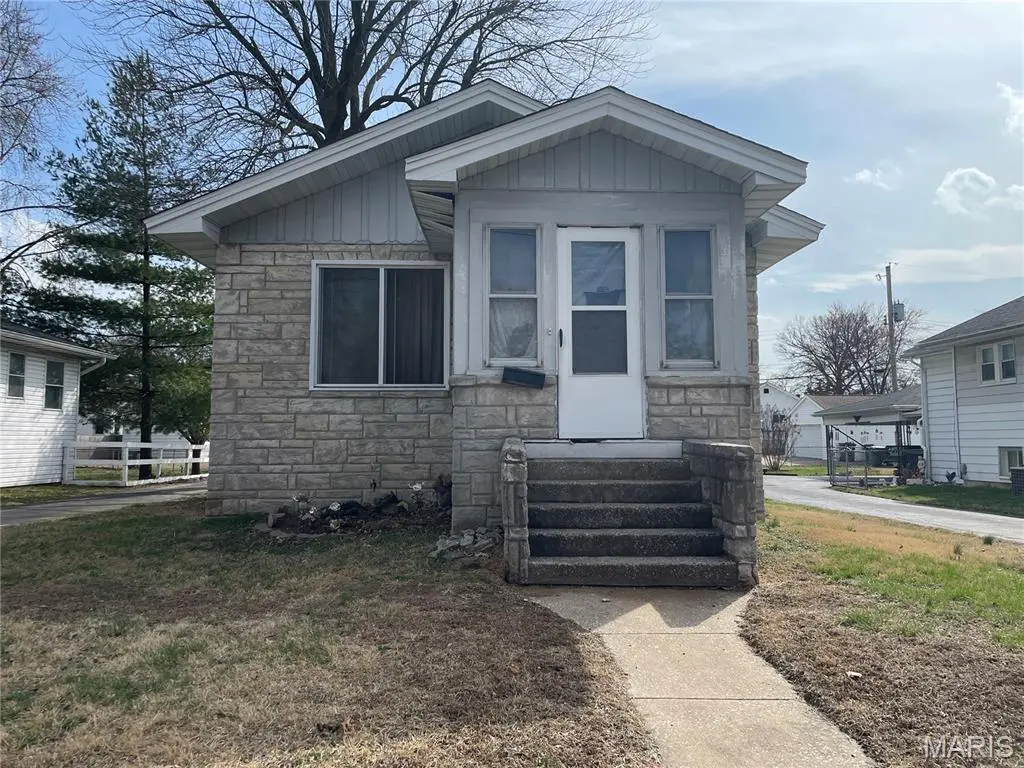 131 E Tydeman AVE, Roxana, IL 62084