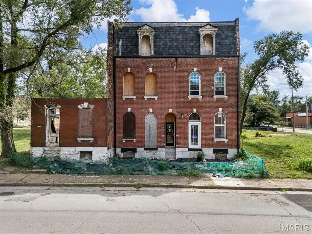 1512 Palm ST, St Louis, MO 63107