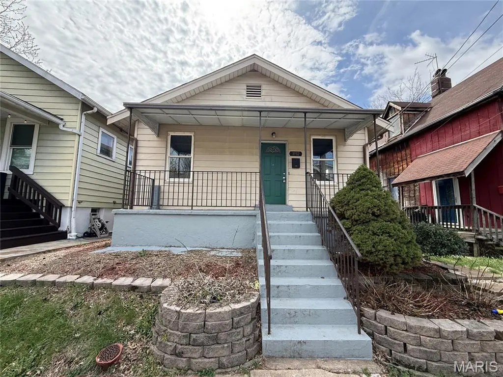 3932 Schiller PL, St Louis, MO 63116