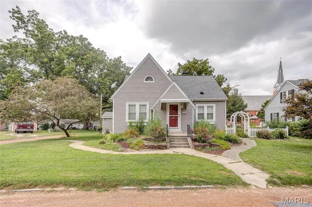 111 W Barr PL, Jerseyville, IL 62052