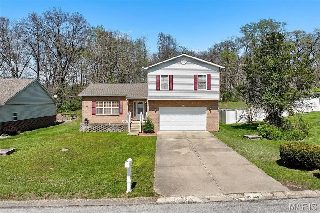 66 Dianne DR, Belleville, IL 62220