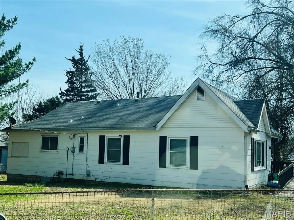 9758 Diamond DR, St Louis, MO 63137