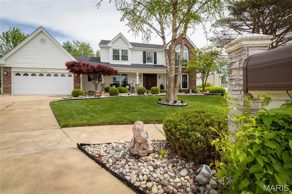 2012 Autumn Wood DR, St Charles, MO 63303
