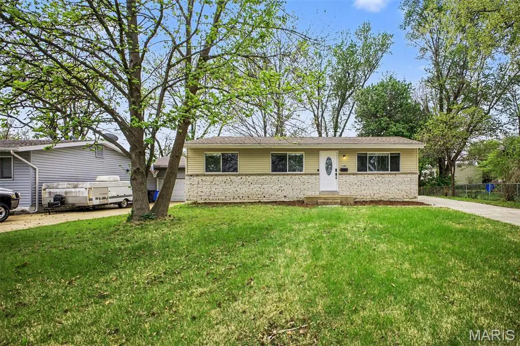 1180 Kostka LN, Florissant, MO 63031