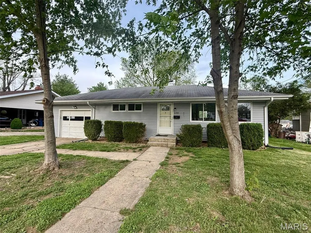 600 Killarney DR, Greenville, IL 62246