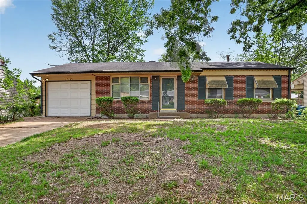 1742 Bradshaw DR, St Louis, MO 63136