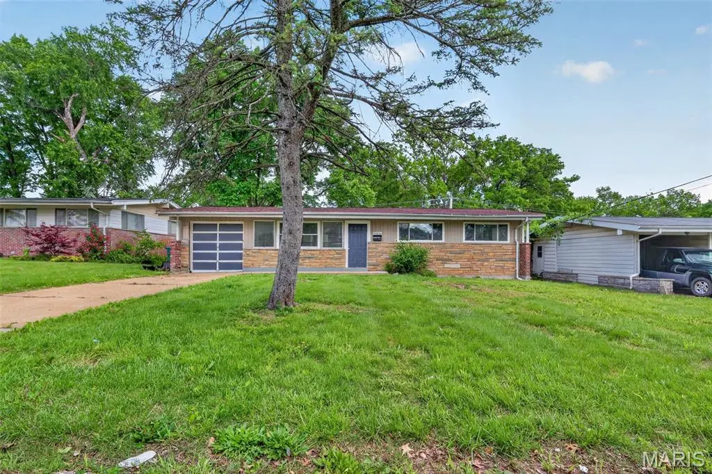 10836 Hallstead DR, St Louis, MO 63136