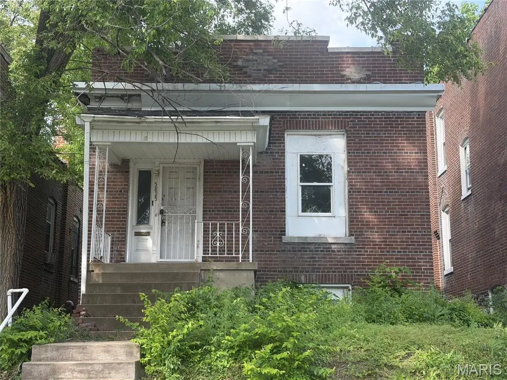 5825 Romaine PL, St Louis, MO 63112