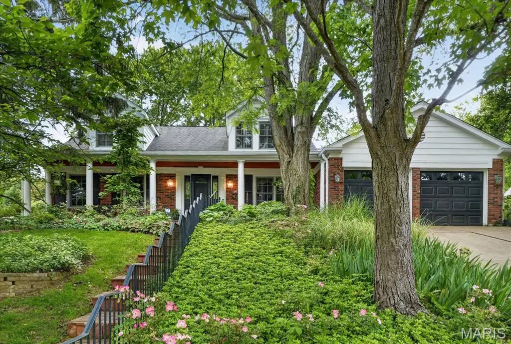 816 Bridlebrook LN, Kirkwood, MO 63122