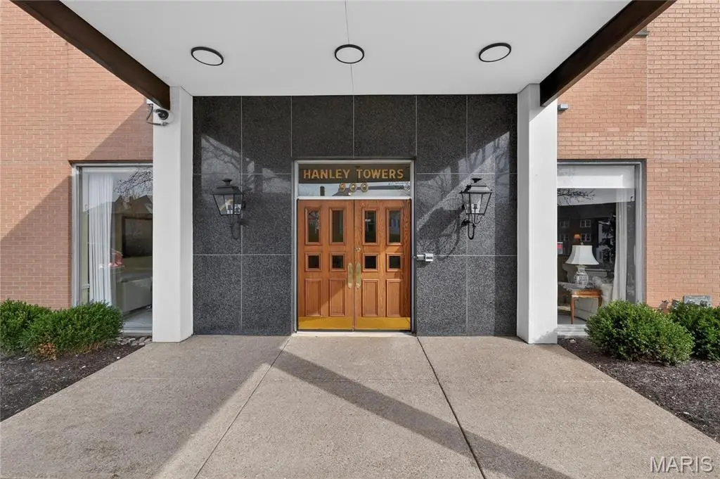 900 S Hanley RD #3D, Clayton, MO 63105
