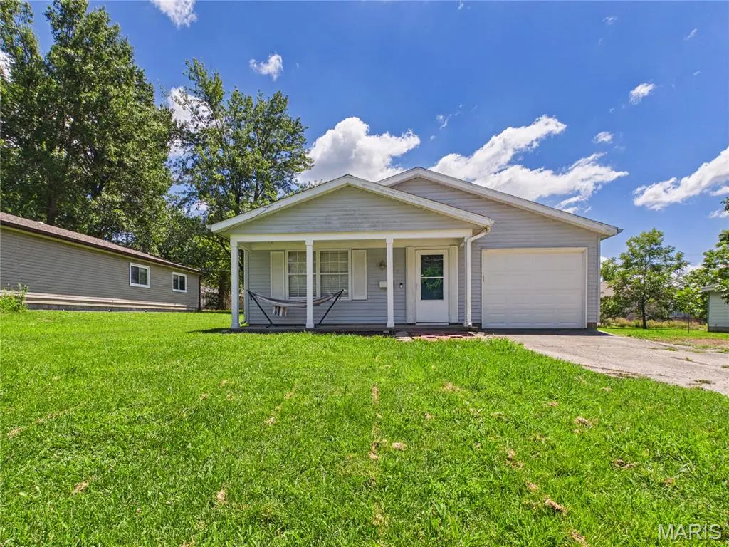 305 Barr ST, Carterville, IL 62918